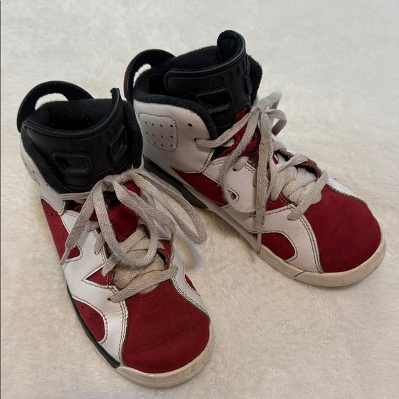 Nike Air Jordan 6 Retro “Carmine” Youth Sneakers 13.5 Little Boy - Picture 2 of 9